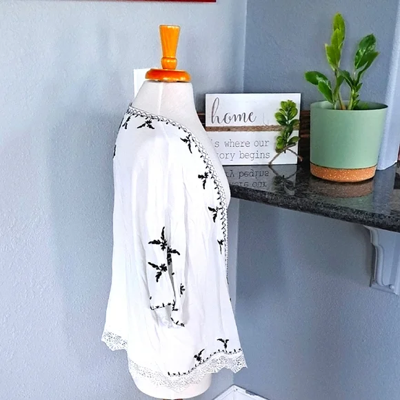 Embroidered Lace Kimono - Picture 4 of 6